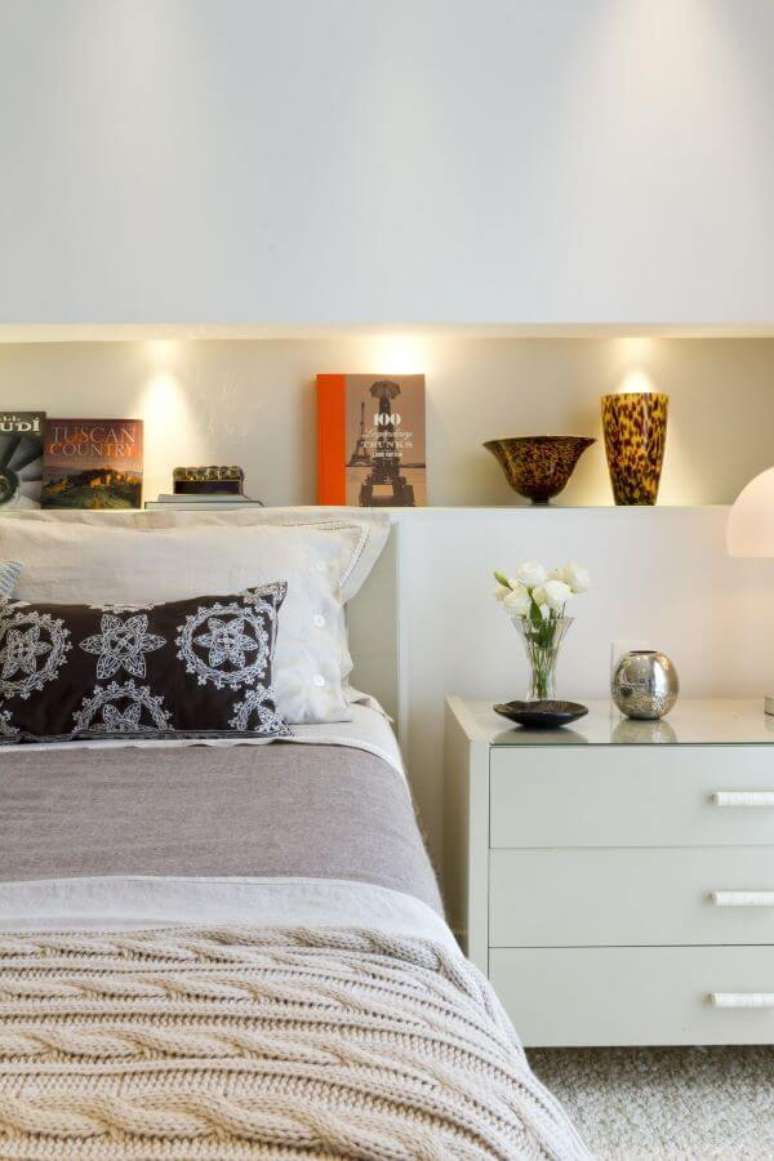 16. Criado mudo branco para quarto criativo e neutro &ndash; Por: Mar&iacute;lia Veiga