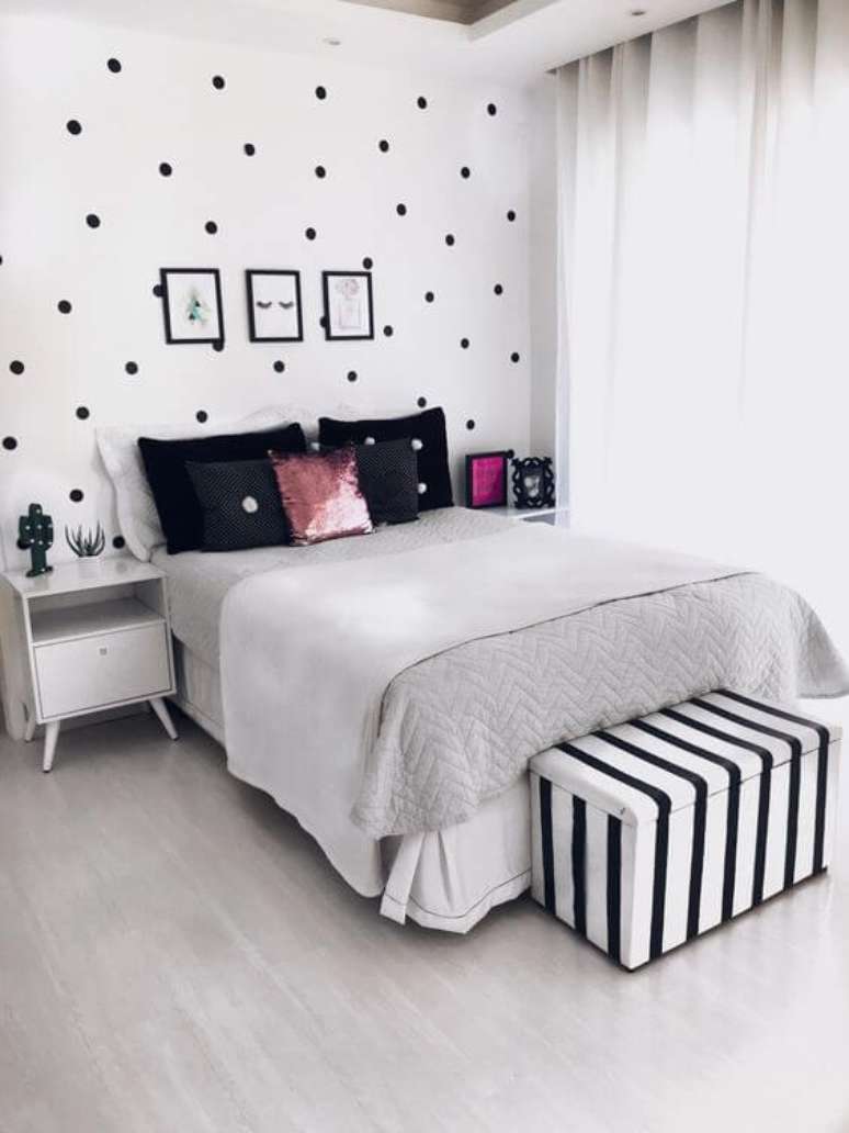 4. O criado mudo retrô branco é uma linda opção para usar no seu quarto moderno – Por: Pinterest