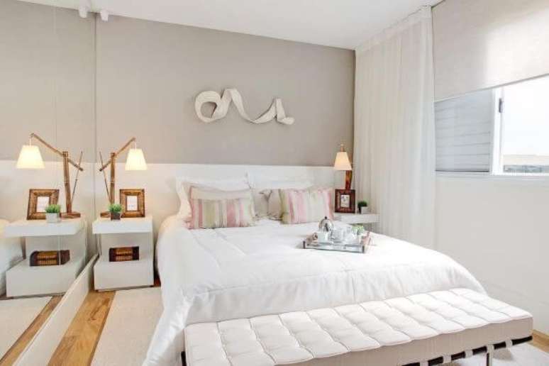 8. Cabeceira com criado mudo branco e abajur criativo &ndash; Por: Dalanezi