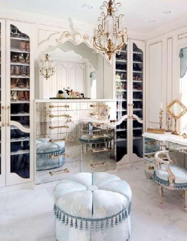 27. Decora&ccedil;&atilde;o cl&aacute;ssica para closet luxuoso com gavetas espelhadas e m&oacute;veis com acabamento estilo proven&ccedil;al &ndash; Foto: This is Glamorous