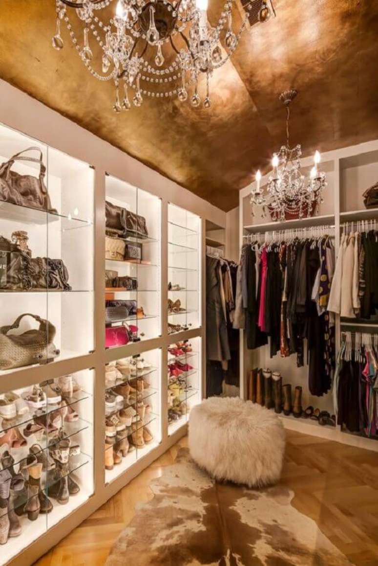 28. Decora&ccedil;&atilde;o com lustres de cristais e puff redondo peludo para closet feminino de luxo &ndash; Foto: Decoredo