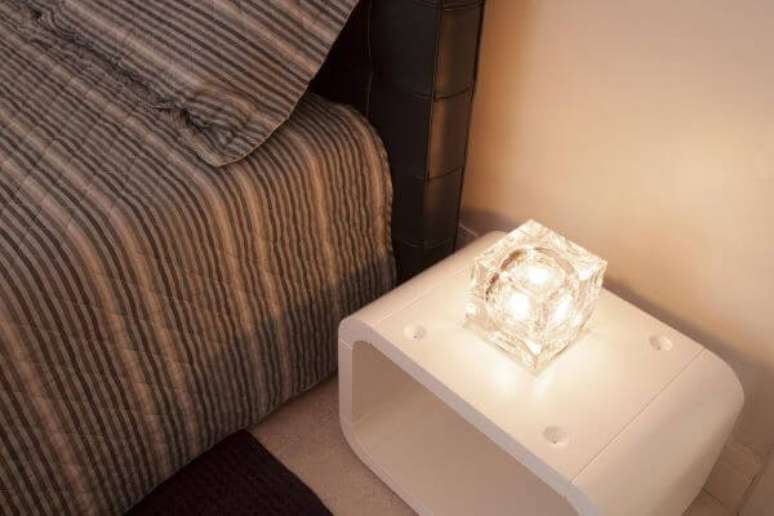 20. A decora&ccedil;&atilde;o do quarto de casal fica ainda mais bonita com um abajur iluminado no criado mudo branco &ndash; Por: Deborah Basso