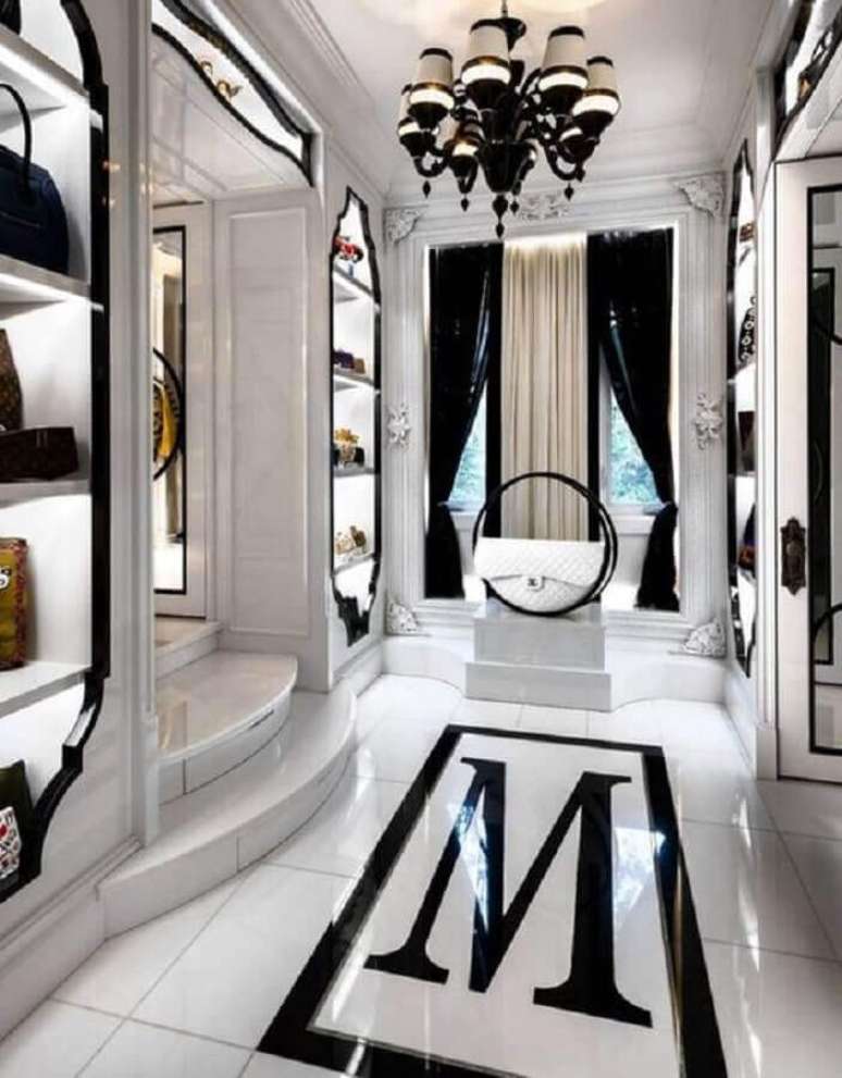 29. Decora&ccedil;&atilde;o em preto e branco para closet luxuoso &ndash; Foto: Shairoom Home Design