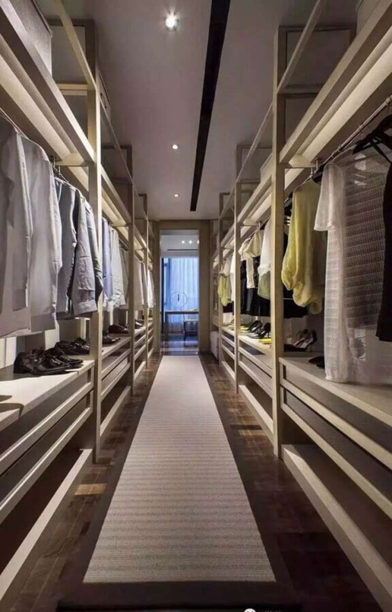 31. Decora&ccedil;&atilde;o minimalista para quarto de casal luxuosos com closet &ndash; Foto: Pinosy