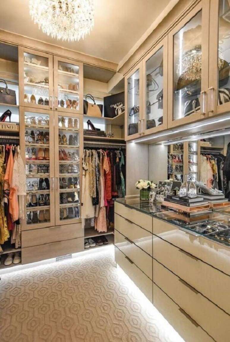 32. Decora&ccedil;&atilde;o moderna com ilumina&ccedil;&atilde;o embutida paera closet luxuoso &ndash; Foto: Corrine