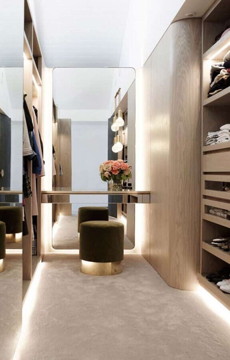 33. Decora&ccedil;&atilde;o moderna para closet luxuoso pequeno em cores neutras com ilumina&ccedil;&atilde;o de LED embutida &ndash; Foto: WW52
