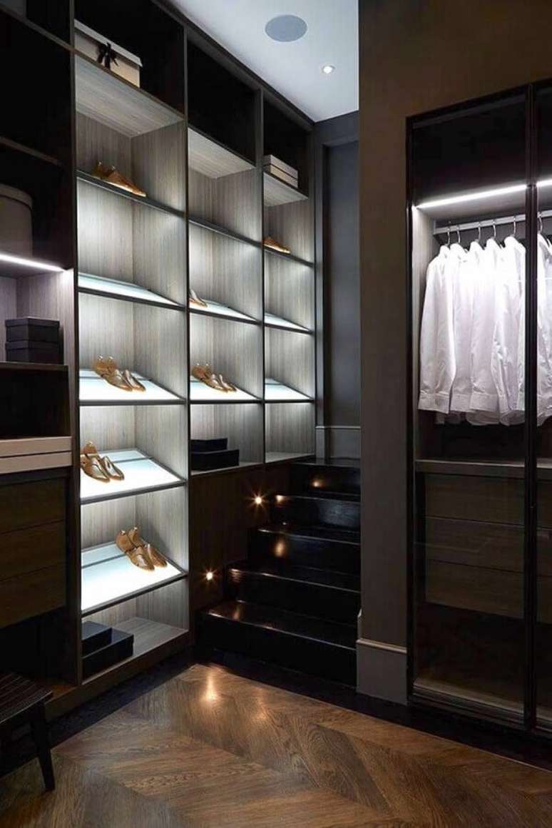 34. Decora&ccedil;&atilde;o moderna para closet luxuoso preto com ilumina&ccedil;&atilde;o embutida nas prateleiras &ndash; Foto: Home Interior Design