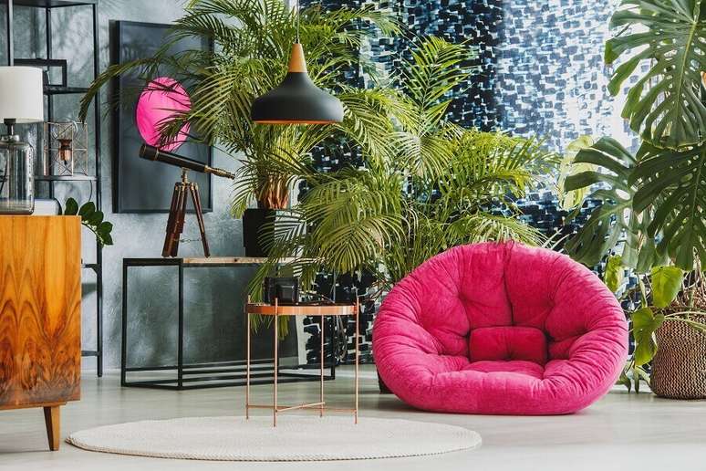 16. Decora&ccedil;&atilde;o para ambientes com v&aacute;rios vasos de plantas e puff rosa &ndash; Foto: Habitissimo