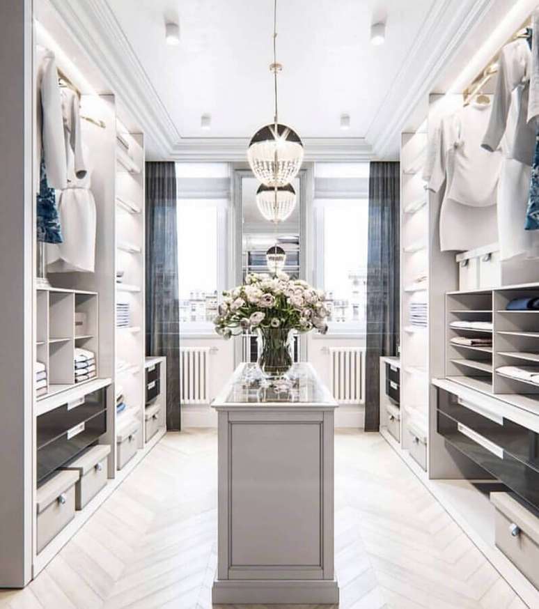 38. Closet luxuoso amplo decorado com lustres de cristais &ndash; Foto: The Style Index