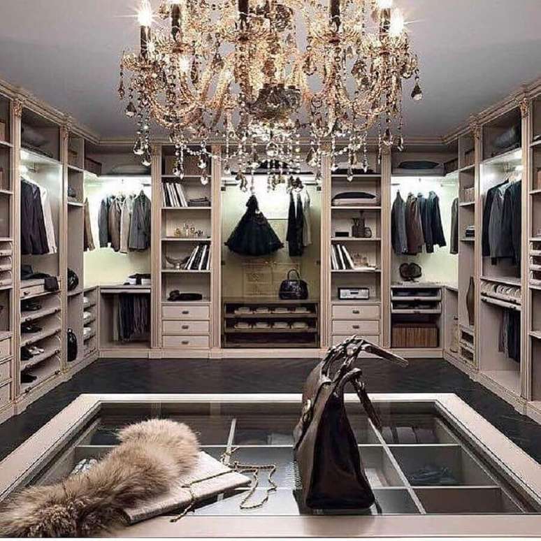 4. Decora&ccedil;&atilde;o com lustre de cristal para quarto de casal luxuosos com closet &ndash; Foto: We Heart It