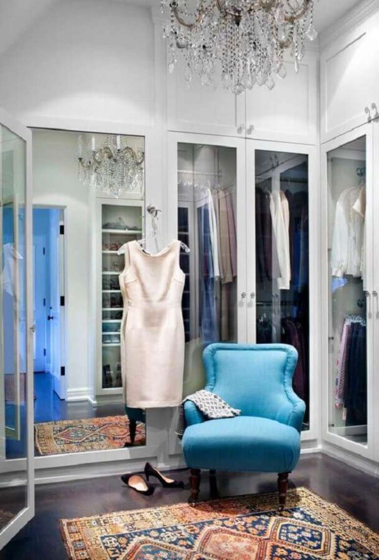 40. Decora&ccedil;&atilde;o para closet luxuoso pequeno com poltrona azul &ndash; Foto: Ideias Decor