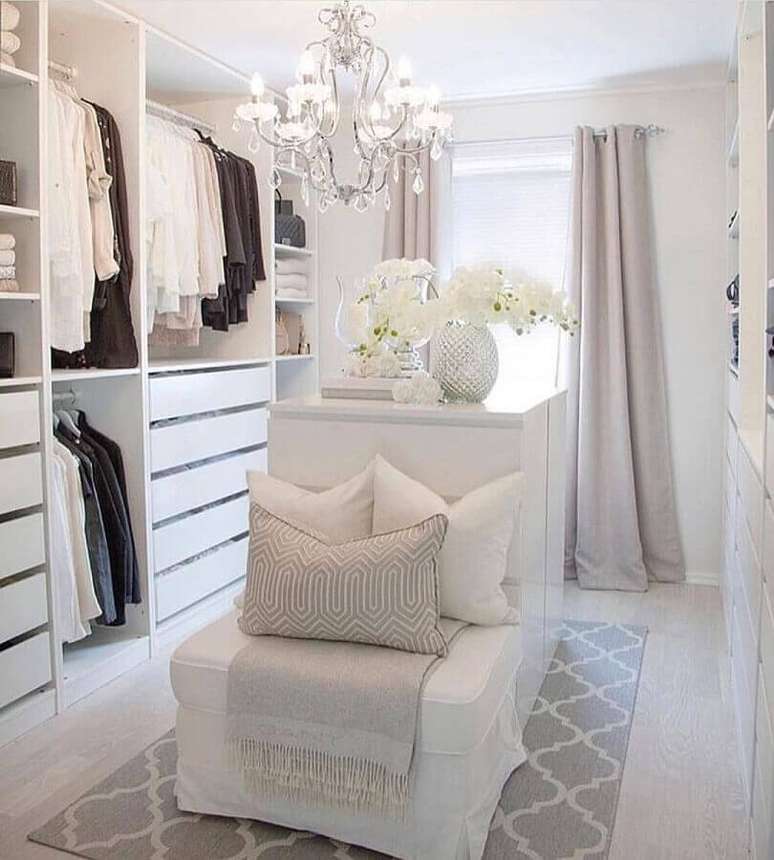 43. Decora&ccedil;&atilde;o para closet luxuoso pequeno todo branco com tapete cinza e lustre sobre ilha &ndash; Foto: Artofit