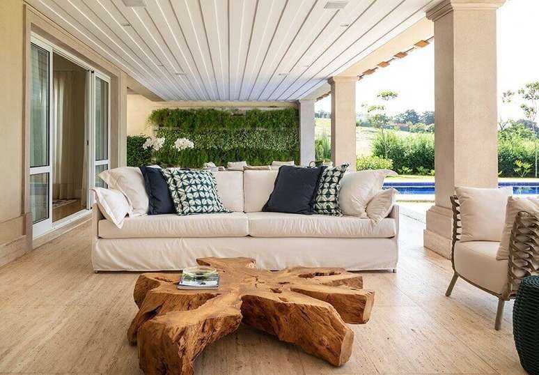 4. Decoração para varanda com móveis rústicos e sofá branco – Foto: Habitissimo