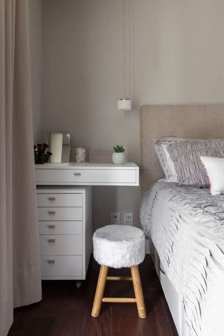 22. Decora&ccedil;&atilde;o de quarto de casal com criado mudo branco &ndash; Por: Ina Arquitetura