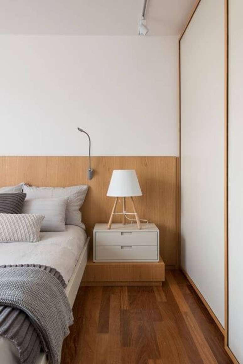 23. Decoração de quarto de casal com cabeceira de madeira e criado mudo branco acima – Por: Tres Arq