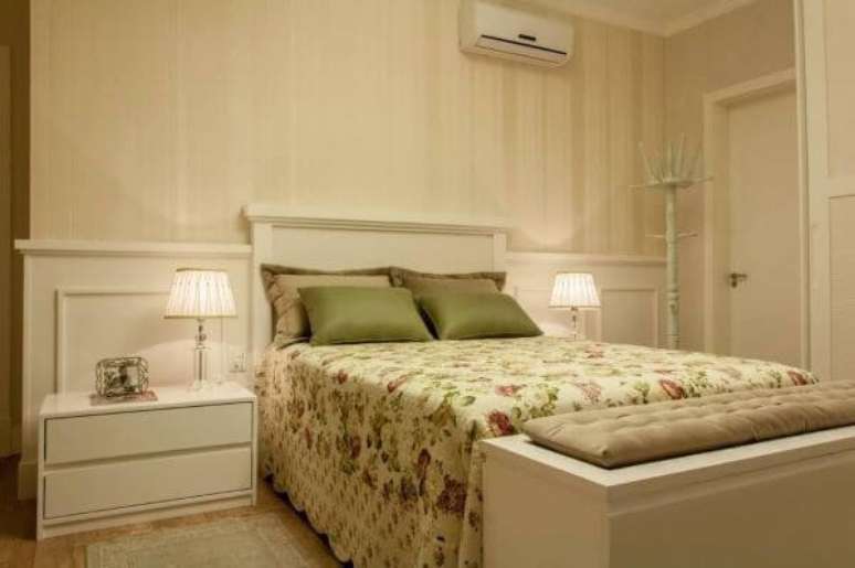 26. Decora&ccedil;&atilde;o de quarto de casal cl&aacute;ssica com criado mudo branco para apoiar abajur e porta retratos &ndash; Por: Graziela Von Muhlen