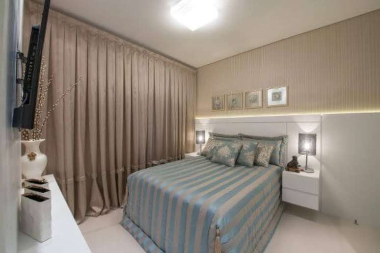 27. Decora&ccedil;&atilde;o quarto de casal com cortina marrom e cabeceira com criado mudo branco &ndash; Por: Actual Design