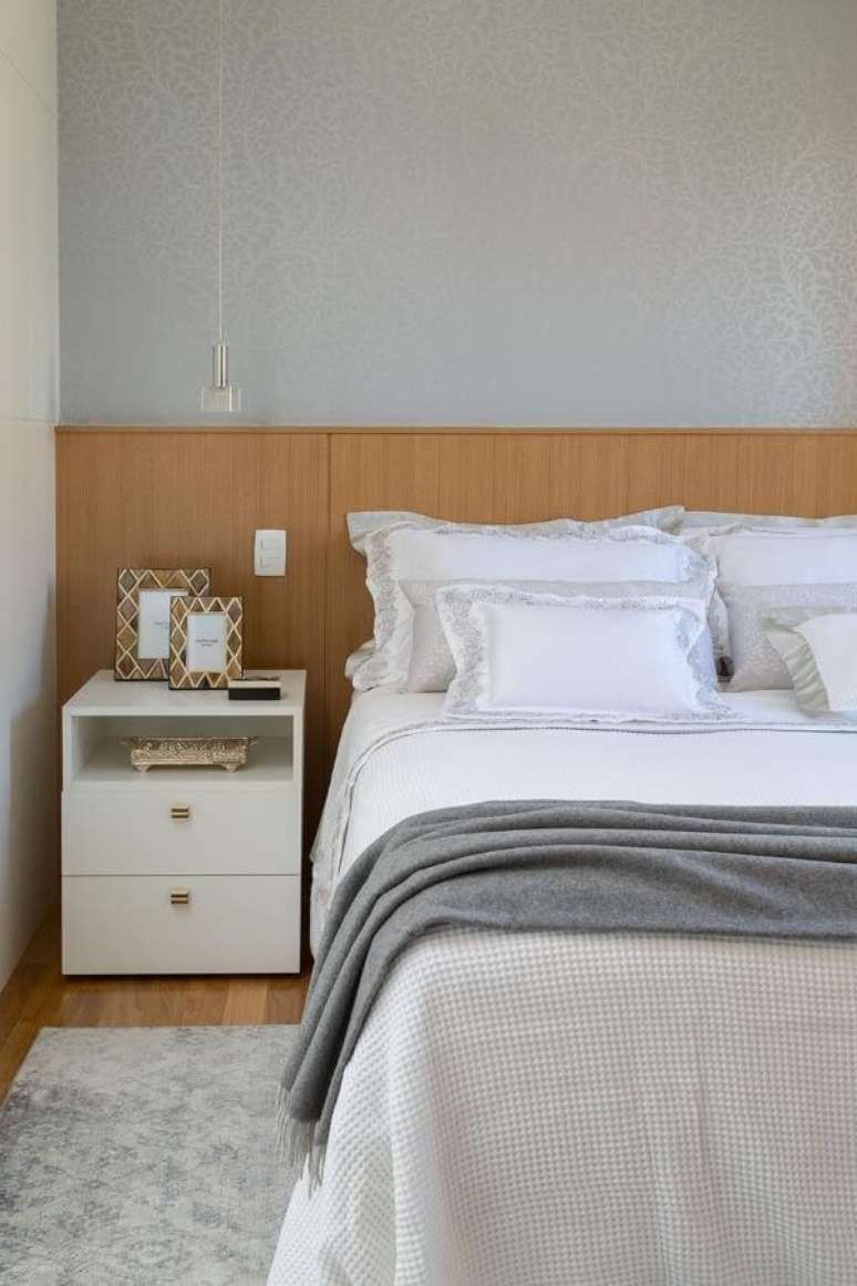 28. Decora&ccedil;&atilde;o de quarto de casal com criado mudo branco &ndash; Por: Ana Yoshida