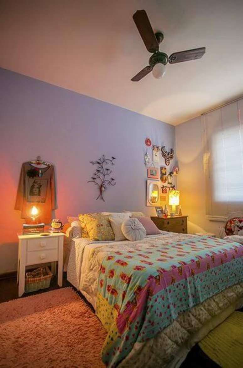 30. O criado mudo branco ajuda a compor uma linda decora&ccedil;&atilde;o &ndash; Por: Casa Aberta