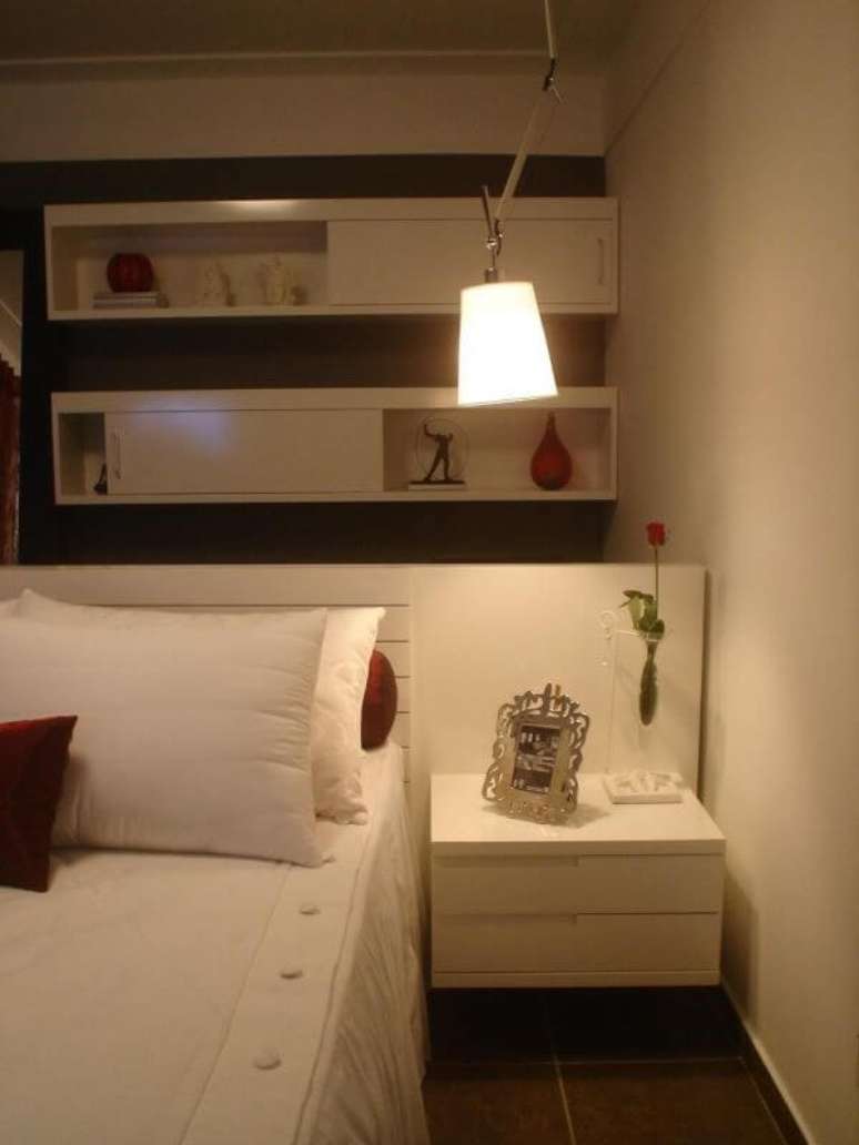 31. O quarto de casal com criado mudo branco fica ainda mais lindo com detalhes em vermelho- Por: Janete Barros