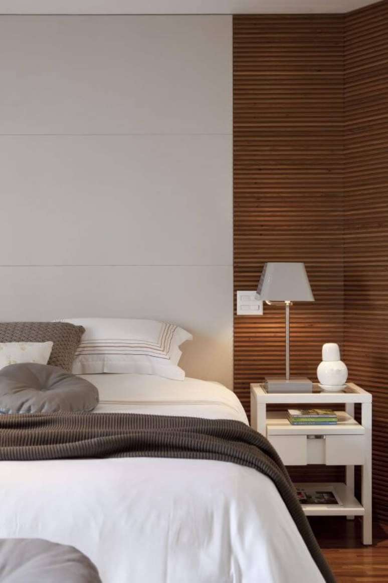 32. Aposte no criado mudo branco para decorar e ajudar no apoio ao lado da cama &ndash; Por: Marcelo Rosset