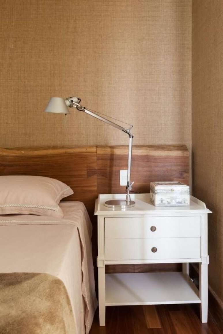 33. Coloque abajur no seu criado mudo branco para iluminar as noites &ndash; Por: Diptico