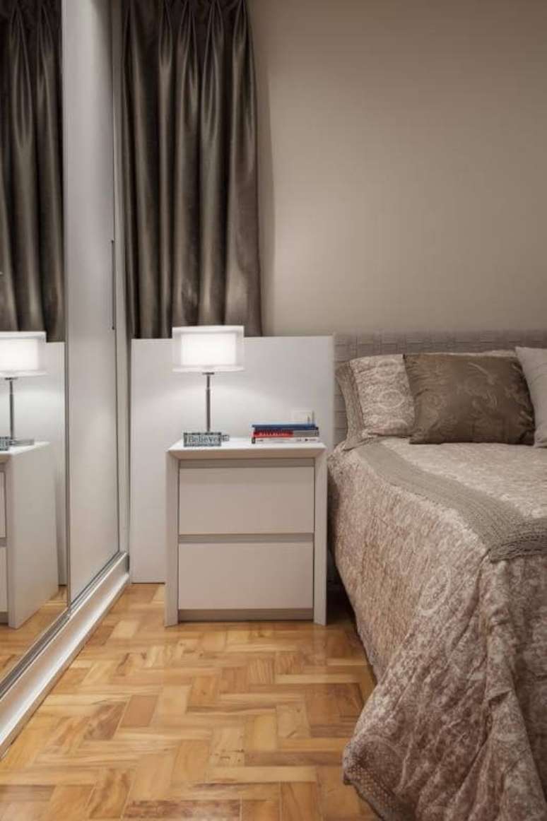 37. Combine o estilo da decora&ccedil;&atilde;o do quarto com o criado mudo &ndash; Por: Sartiri Design