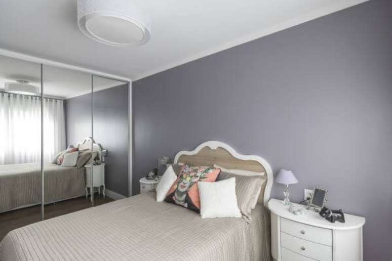 38. O quarto de casal com criado mudo branco fica ainda mais completo e bonito &ndash; Por: Modi Arquitetura e Interiores