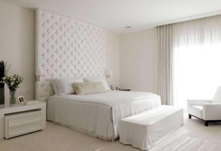 42. Decora&ccedil;&atilde;o de quarto de casal com criado mudo branco e cabeceira alta &ndash; Por: Roberto Migotto