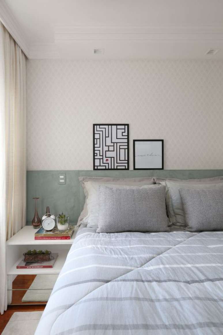 7. A decora&ccedil;&atilde;o de quarto de casal fica ainda mais linda com o criado mudo branco com gavetas espelhadas &ndash; Por: Bianchi Lima