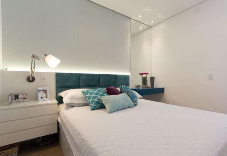 44. Decora&ccedil;&atilde;o de quarto de casal com criado mudo branco e tr&ecirc;s gavetas &ndash; Por: Elen Saravalli