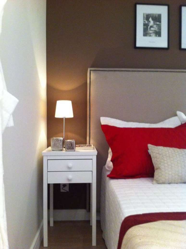 46. O quarto de casal com criado mudo branco e abajur destacou a decora&ccedil;&atilde;o com parede marrom &ndash; Por: Fabiana Rosello