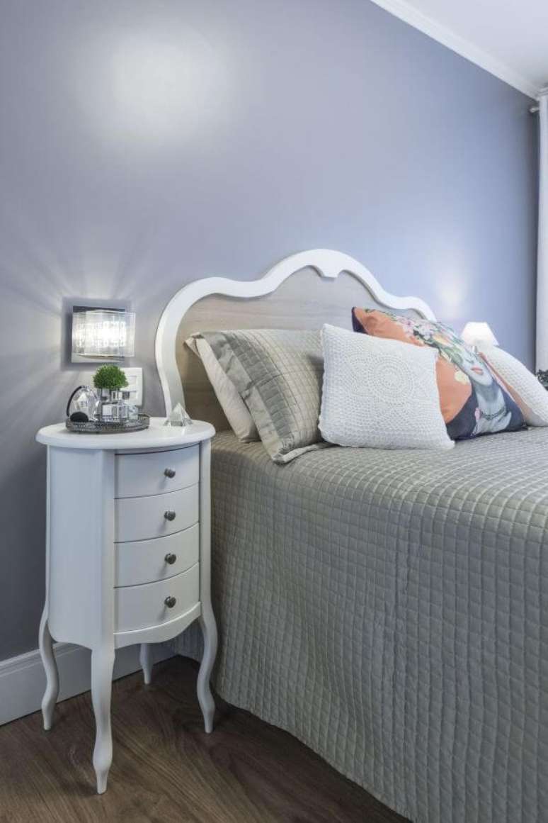 51. At&eacute; mesmo quartos coloridos podem usar o criado mudo branco para decorar &ndash; Por: Modi Arquitetura e Interiores