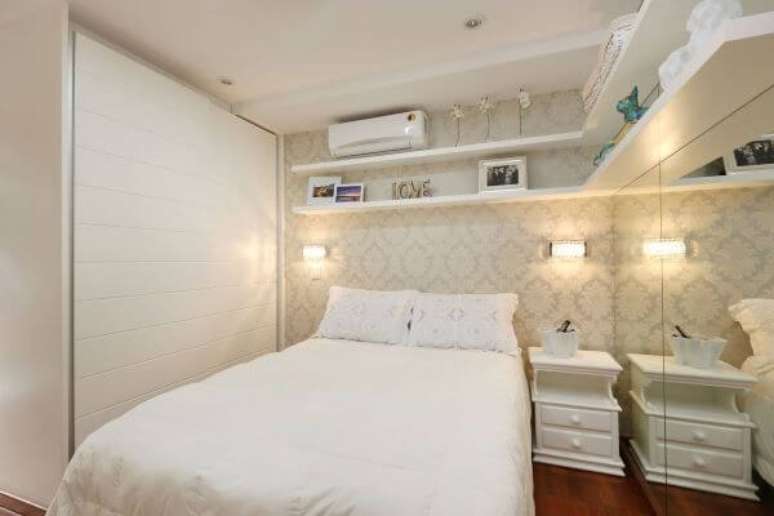 52. O quarto pequeno tamb&eacute;m pode ter um criado mudo branco &ndash; Por: Maria Gabriella Cardinal