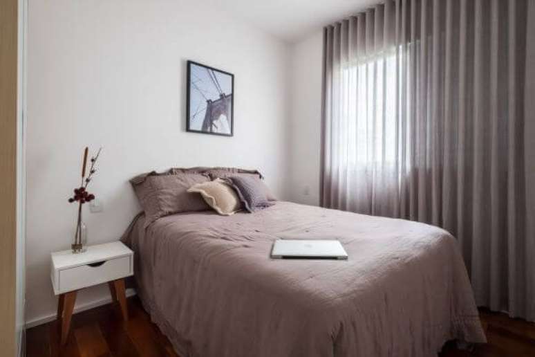 55. Use o criado mudo retr&ocirc; branco para decorar a casa com muito conforto &ndash; Por: Ina Arquitetura