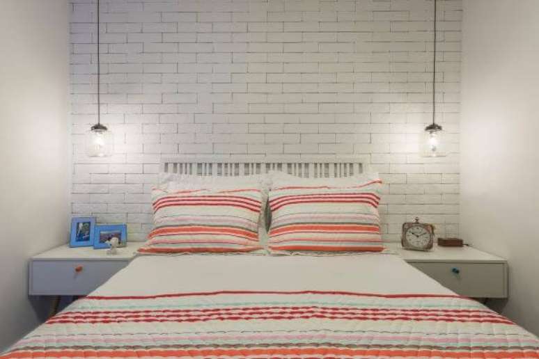 56. Quarto de casal com decoração industrial e criado mudo branco – Por: Idealizzare Arq