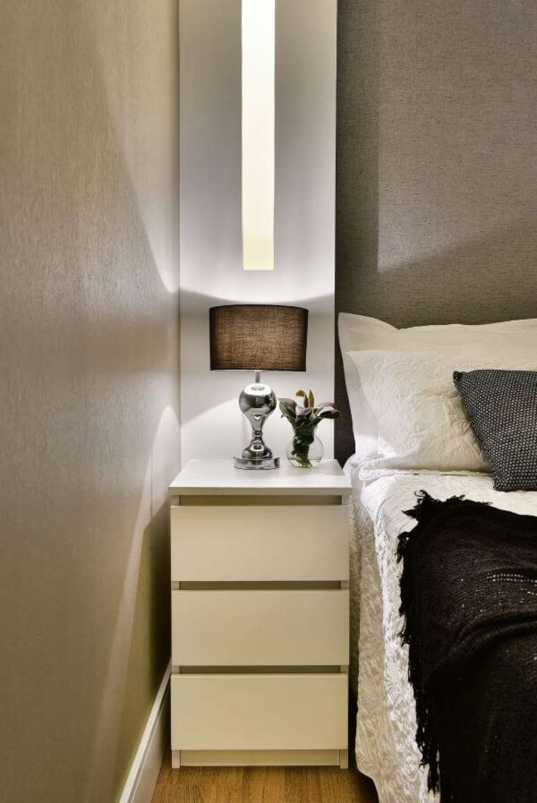 57. Combine o estilo do criado mudo com o abajur &ndash; Por: Tetriz Arquitetura