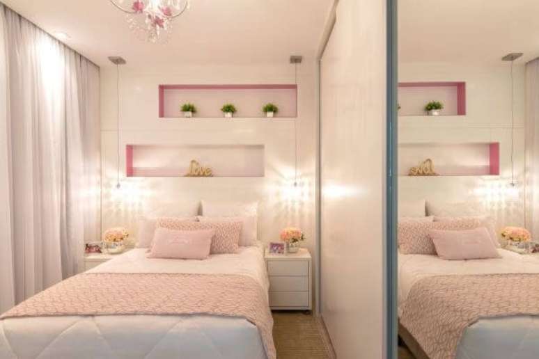 58. Quarto de menina clean no tema princesas com criado mudo branco &ndash; Por: Iara Kilaris