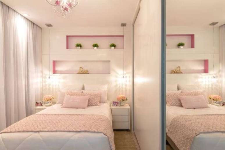 58. Quarto de menina clean no tema princesas com criado mudo branco – Por: Iara Kilaris