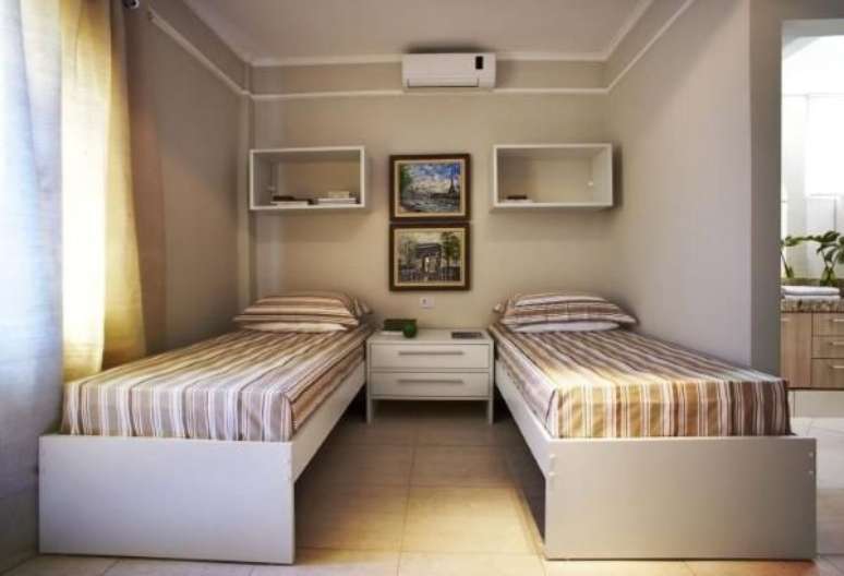 62. O quarto de solteiro tamb&eacute;m pode ter um criado mudo branco lindo &ndash; Por: joelcaetanopaes