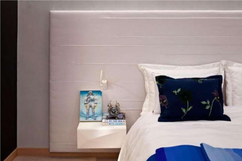 9. Decoração de quarto de solteiro com criado mudo branco mdf simples – Por: Julianas