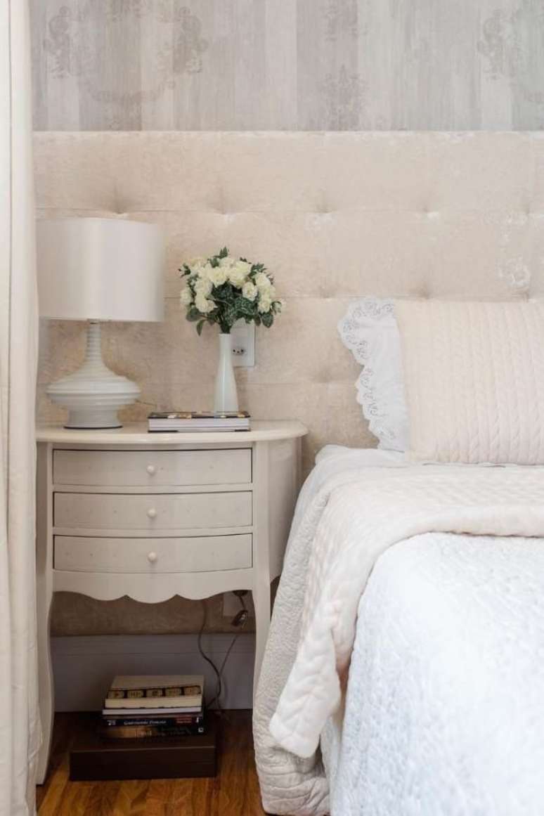 10. O criado mudo branco &eacute; uma linda op&ccedil;&atilde;o para seu quarto cl&aacute;ssico &ndash; Por: Marcia Arcaro