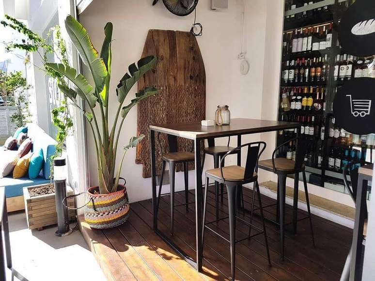 12. Decora&ccedil;&atilde;o r&uacute;stica para varanda com barzinho &ndash; Foto: Habitissimo