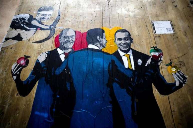 Mural em Roma ironiza aliança entre o PD, de Nicola Zingaretti (esquerda), e o M5S, de Luigi Di Maio (direita), para apoiar Giuseppe Conte (centro)