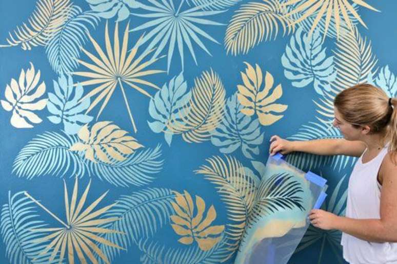 14. Molde de stencil para parede com cores metalizadas na parede azul – Por: Pinterest