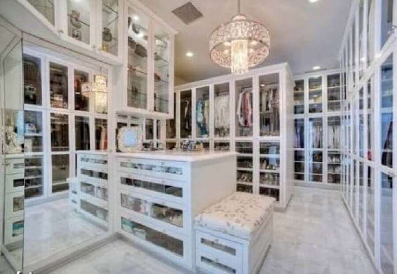48. M&oacute;veis planejados para closet luxuoso amplo &ndash; Foto: Pinosy