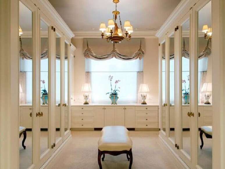 49. O closet luxuoso com portas possui a vantagem de &ldquo;escolher&rdquo; as bagun&ccedil;as do ambiente &ndash; Foto: Aldeia Acabamentos