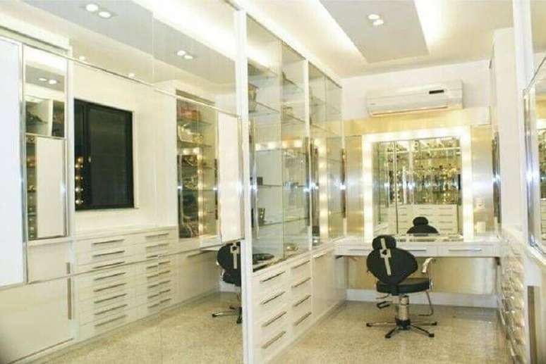 50. Decora&ccedil;&atilde;o para quarto de casal luxuosos com closet &ndash; Foto: Nicolle do Vale