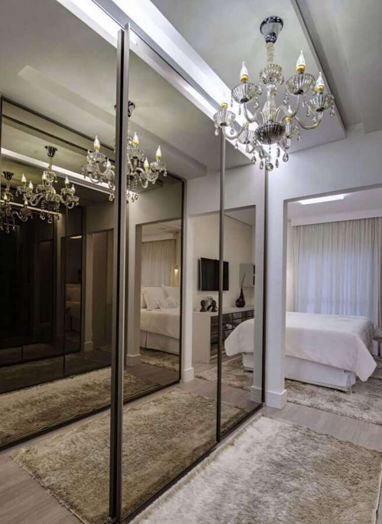 3. D&ecirc; prefer&ecirc;ncia por portas de correr no closet luxuoso pequeno &ndash; Foto: Pinterest