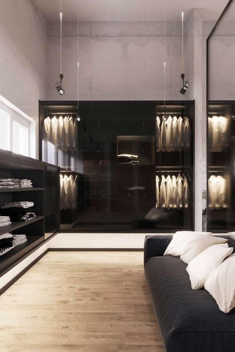 51. Quarto de casal luxuosos com closet preto e decora&ccedil;&atilde;o moderna &ndash; Foto: Pinterest